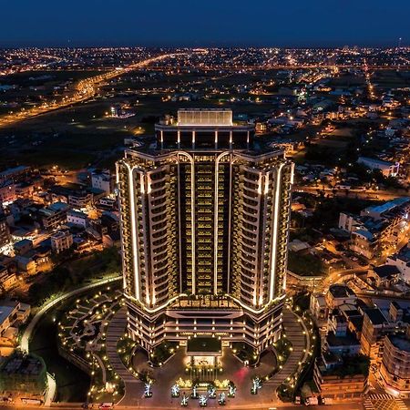 Cuncyue Hot Spring Resort Лодун Екстер'єр фото The hotel at night
