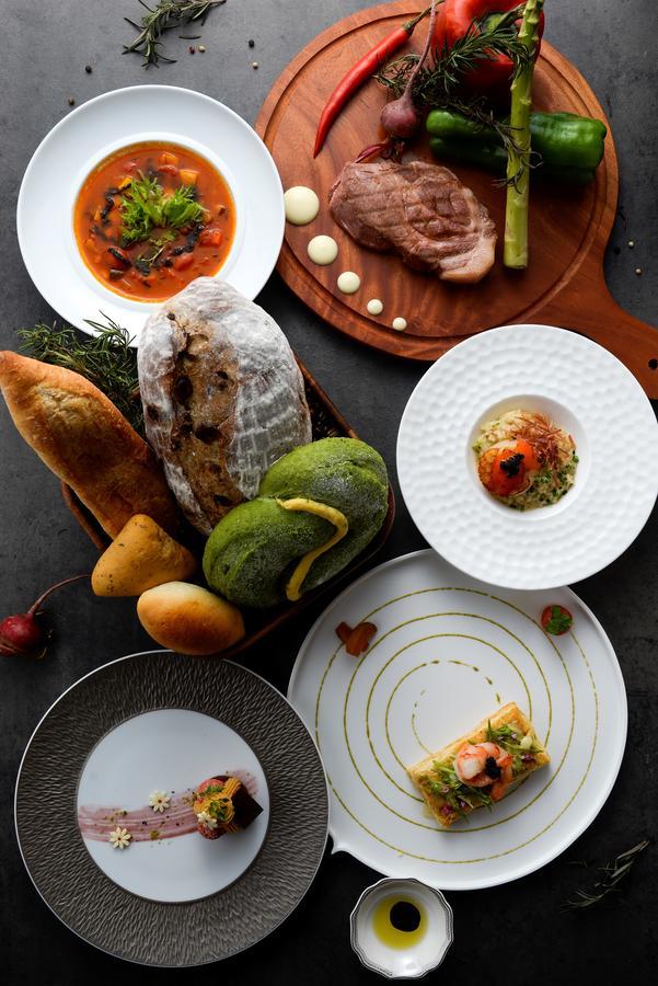 Cuncyue Hot Spring Resort Лодун Екстер'єр фото A selection of dishes at the restaurant