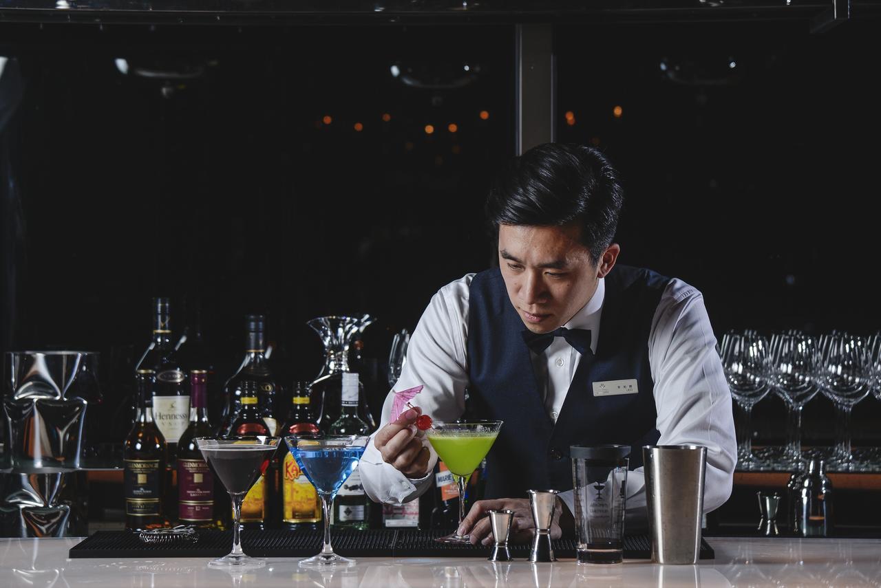 Cuncyue Hot Spring Resort Лодун Екстер'єр фото Bartender at work